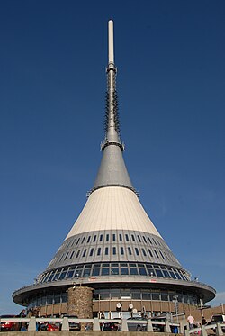 Hotel a televizní vysílač na Ještědu