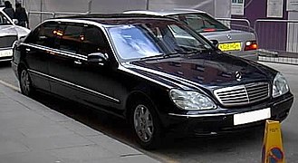 Une Mercedes-Benz S600 Pullman.