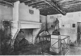 Intérieur de la maison avec la statuette de bronze offerte par la princesse Marie d'Orléans (1910).