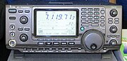 Máy thu phát ICOM IC-746PRO, truyền tải trên các băng tần nghiệp dư từ 1,8 MHz đến 144 MHz với công suất ra là 100 W