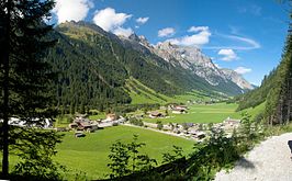 Gschnitztal met op de achtergrond de Kalkwand Illmspitz en de Kirchdachspitze