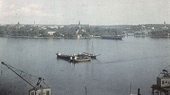 Fyra delbilder fotograferade av Gustaf Cronquist mellan 1927 och 1929 från sin bostad högt över Stadsgården, där KF sedermera byggde sina kontorshus. Från denna utsökta position dokumenterade Cronquist Stockholms liv och trafik under många år.