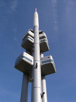 Tour de la télévision de Žižkov, haute de 216 mètres, à Prague (République tchèque). (définition réelle 1 536 × 2 048*)