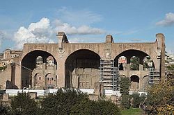 Reruntuhan Basilika Maxentius dan Konstantinus.