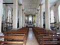 Nef de l'église et colonnes doriques.