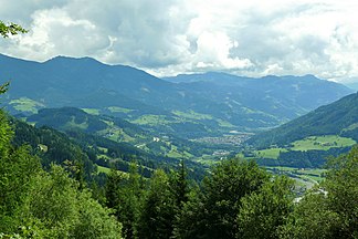 Die Schieferalpen bei Bischofshofen an der Salzach (Blickrichtung Süden, rechts im Hintergrund die Radstädter Tauern)