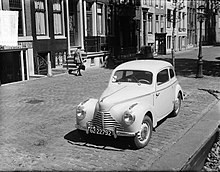 Černobílá fotografie vozu Škoda 1101 zaparkovaného na ulici neznámého nizozemského města, rok 1949.