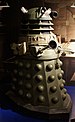 Um dos Daleks camuflados como Ironsides britânicos em exibição na Doctor Who Experience.