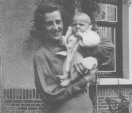 Elisabeth de Roos met haar zoon Alain du Perron (ca. 1936)