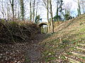 Links de motte met brug, zicht in de gracht.