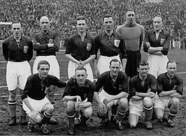 Bob Stam (boven, derde van links) met het Nederlands elftal in 1939