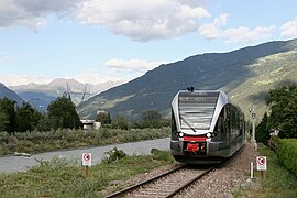 Nei pressi di Naturno, con la linea ferroviaria Merano-Malles in primo piano