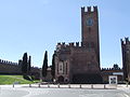 Castello di Villafranca di Verona, si noti la commistione dei merli guelfi e di quelli ghibellini: si dice che i merli ghibellini ( o gibellini) siano rivolti a nord verso l'Imperatore del Sacro Romano Impero; mentre i merli guelfi (o ghelfi) siano rivolti a sud, in direzione del Papa. Purtroppo va notato che i merli guelfi sono presenti anche verso est, ovest e in parte a nord.