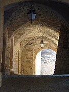 Vue des arcades près de l'église.