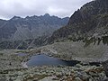 Bradavica, vpravo část stěny Strelecké veže nad streleckými plesy.