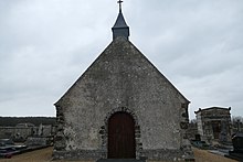 Façade Ouest de la Chapelle Saint-Cyr, située dans le cimetière de Senonches, 2020.