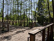 Passerelle d'accès au quartier haut du village.