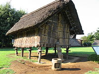 高床倉庫 妻側より（復元、神奈川県、大塚(おおつか)・歳勝土(さいかちど)遺跡）