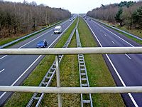 De A28 ezeen vanof een viaduct körtbi'j Heughalen (Haolen) tussen de ofslagen 31 en 32