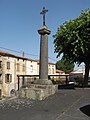 Colonne surmontée d'une croix.