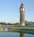 Der alte Wasserturm am neuen Stadtpark