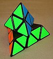 Rubik kim tự tháp đang xoay một đỉnh