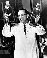 Que haya un invento es usual. Que el inventor Jonas Salk, renuncie a los millones que le dará la patente, sólo para que su vacuna llegue barata a todos de los niños del mundo... merece mi aprecio y respeto.