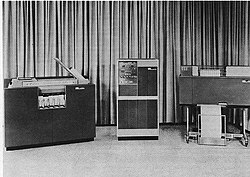 מערכת עיבוד מידע. משמאל לימין: IBM 1402 – מכונה לניקוב וקריאת כרטיסים מונקבים, IBM 1401 – יחידת עיבוד נתונים ו-IBM 1403 – מדפסת