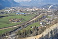 Das Brixental mit der Brixentaler Ache (Vordergrund) bei der Einmündung in das Inntal bei Wörgl (Hintergrund).