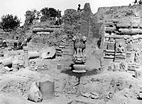 The Lion Capital of Ashoka, the Buddha Preaching his First Sermon sculpture, and the Ashokan pillar, along with other antiquities as they appeared upon their exhumation at Sarnath on 15 March 1905 (photograph by F. O. Oertel).[80]