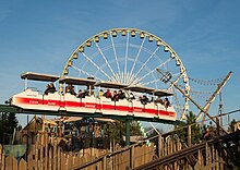 Die Monorail-Bahn im Europa-Park. Im Hintergrund das Riesenrad „Bellevue“ in der Wintersaison".