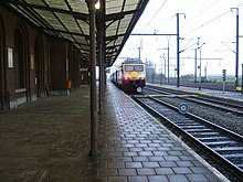 intérieur de la gare, quais, marquise et train belge