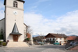 Vue de l'église de Larringes, au fond la Dent d'Oche