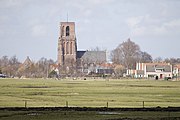 De toren van Ransdorp steekt hoog uit boven het vlakke land van Waterland.