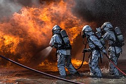 Yhdysvaltain laivaston palokunnan jäseniä harjoittelemassa leirillä