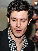 Adam Brody dans le rôle de Marc Fasteau