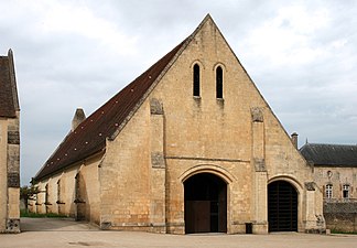 Salle d'exposition dans l'ancienne grange aux dîmes.