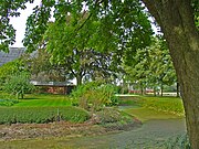 Gezicht naar de westelijke boerderij met de oostelijke op de achtergrond.