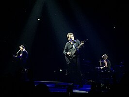 Muse in de Ziggo Dome in 2016. Van links naar rechts: Christopher Wolstenholme, Matthew Bellamy en Dominic Howard.