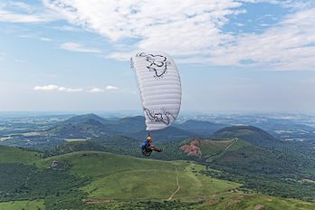 Parapentista sobre o Puy de Dôme, Auvérnia, França. (definição 4 801 × 3 201)