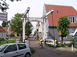 Ransdoarp, july 2005. De houten huzen binne skaaimerkend foar it gebiet: troch't se lichter binne as huzen fan stien, sakje se minder gau fuort yn 'e sloppe feanboaiem.