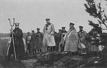 Photo d'un groupe d'officiers allemands, observant les manœuvres sur le terrain.