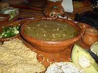 Yeşil pozole, baharat çeşnileri ile birlikte, Zihuatanejo'da (Guerrero) servis edilirken