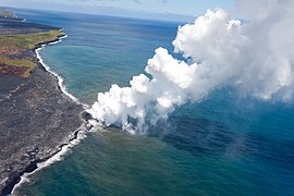 プウ・オオ火口からの溶岩流が海に達して水蒸気が上がっている。2010年9月。