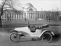 ARGO Auto Price $295.00, před budovou National Museum of Natural History, mezi 1910 a 1920, skleněný negativ, 8 x 6 palců, fotograf: Herbert E. French, National Photo Company.