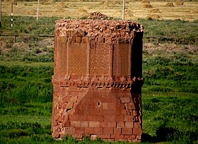 Cuğa şəhər xarabalığının panoramı (ön planda Gülüstan türbəsi)