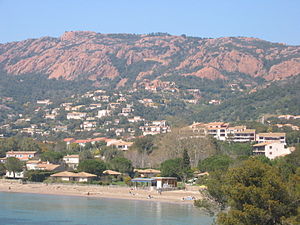 Zoom sur le Rastel et ses roches rouges.