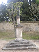 Croix marquant l'emplacement de l'ancien cimetière, derrière l'église Saint-Samson.