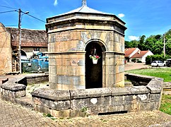 L'édicule de puisage (de plan octogonal) de la grande fontaine.