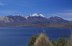 Stratovulkány (zleva doprava) Humarata, Acotango a Cerro Capurata